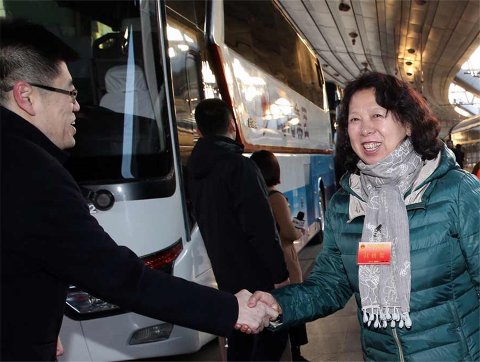 3月2日，出席十二屆全國人大五次會議的黑龍江代表團乘坐火車抵達北京站。