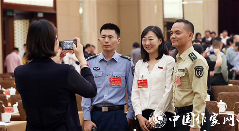 開幕式結(jié)束后，代表們合影留念