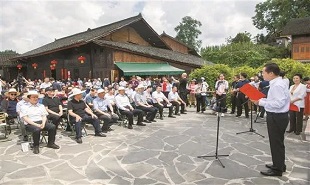 中國作家“深入生活 扎根人民”新時(shí)代文學(xué)實(shí)踐點(diǎn)授牌儀式在花垣縣雙龍鎮(zhèn)十八洞村精準(zhǔn)坪廣場(chǎng)舉行。