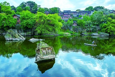 唐代造像石，位于四川省自貢市貢井區(qū)。