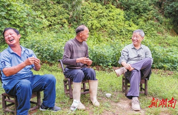 8月15日，汨羅市三江鎮(zhèn)八景村，韓少功（右）與村民在一起開(kāi)心交談