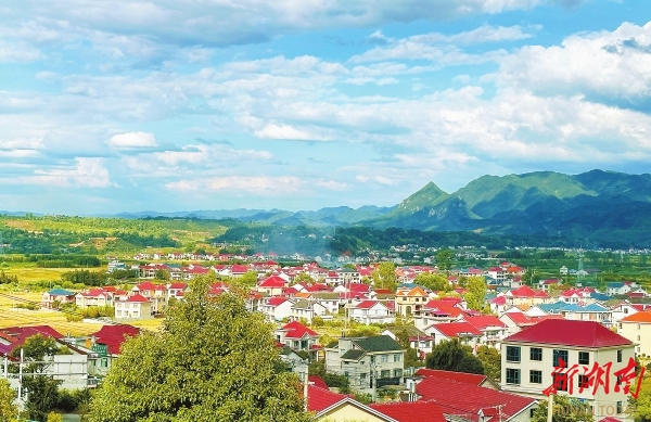 溆浦縣盧峰鎮(zhèn)漫水村，一幢幢農(nóng)家小院錯(cuò)落有致，繪就了一幅鄉(xiāng)村振興的美麗畫卷。本版照片均為湖南日?qǐng)?bào)全媒體記者 徐行 攝