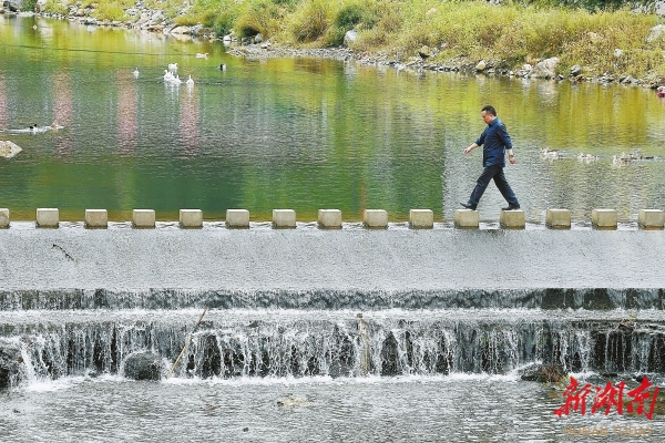 溆浦縣北斗溪鎮(zhèn)，王躍文家鄉(xiāng)溪水的跳橋。