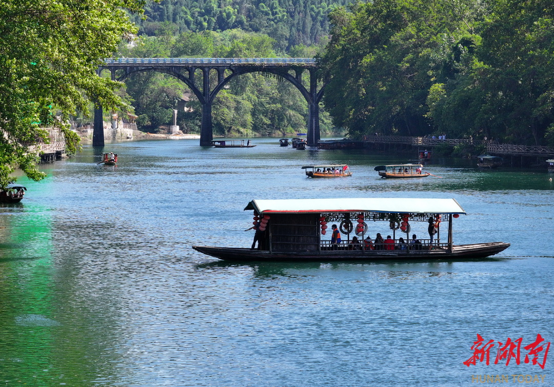 花垣縣邊城鎮(zhèn)，游客乘坐拉拉渡過河。