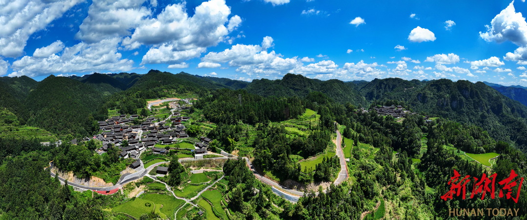 藍天白云下的花垣縣雙龍鎮(zhèn)十八洞村。