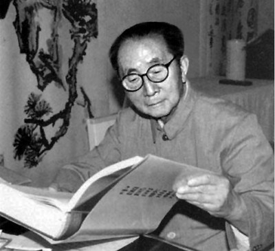 學人小傳  呂驥（1909—2002），湖南湘潭人，音樂理論家、作曲家、社會活動家。曾三次考入上海國立音樂?？茖W校，均因生活或政治原因輟學。1931年加入左翼劇聯(lián)，其后組織業(yè)余合唱團，推動救亡歌詠運動，發(fā)起成立歌曲研究會，培養(yǎng)了一批青年作曲家。1937年在北平、綏遠等地開展抗日救亡歌詠活動，10月赴延安，任魯藝音樂系主任。1949年后任中央音樂學院黨委書記、副院長，中國音樂家協(xié)會第一、二、三屆主席（1949—1985）。1985年當選為國際音樂理事會名譽會員。除音樂創(chuàng)作外，還進行民族音樂的整理與理論研究，主要論著有《中國新音樂的展望》《中國民間音樂研究提綱》《〈樂記〉理論新探》《呂驥文選》等，編有《新音樂運動論文集》。作者供圖