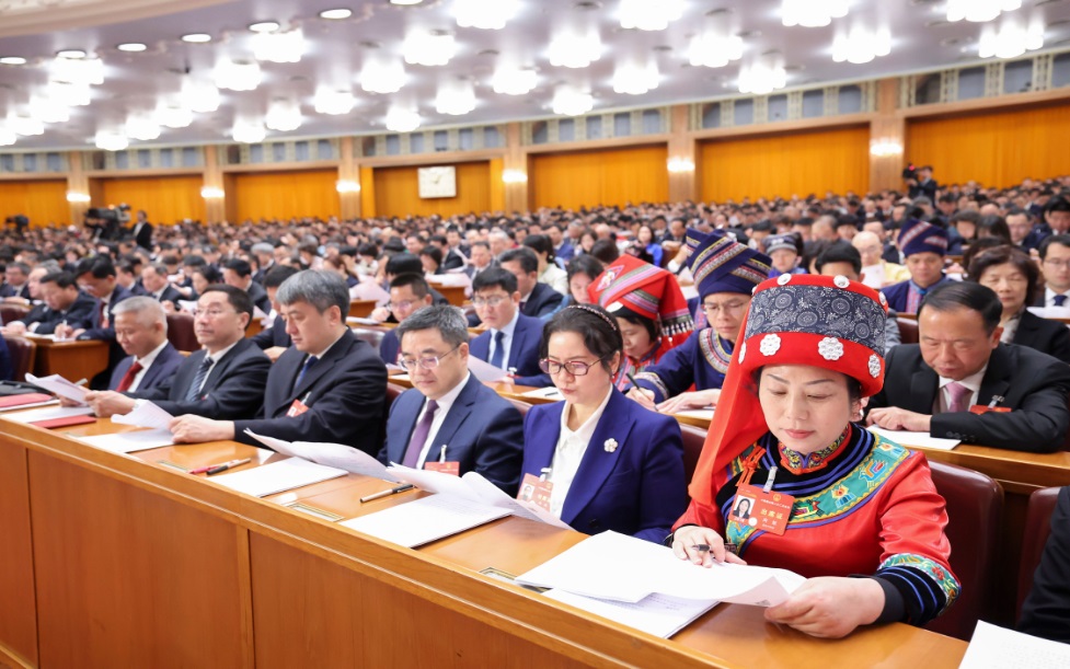 3月8日，十四屆全國人大二次會議在北京人民大會堂舉行第二次全體會議。這是代表們在認(rèn)真聽會。新華社記者 劉衛(wèi)兵 攝