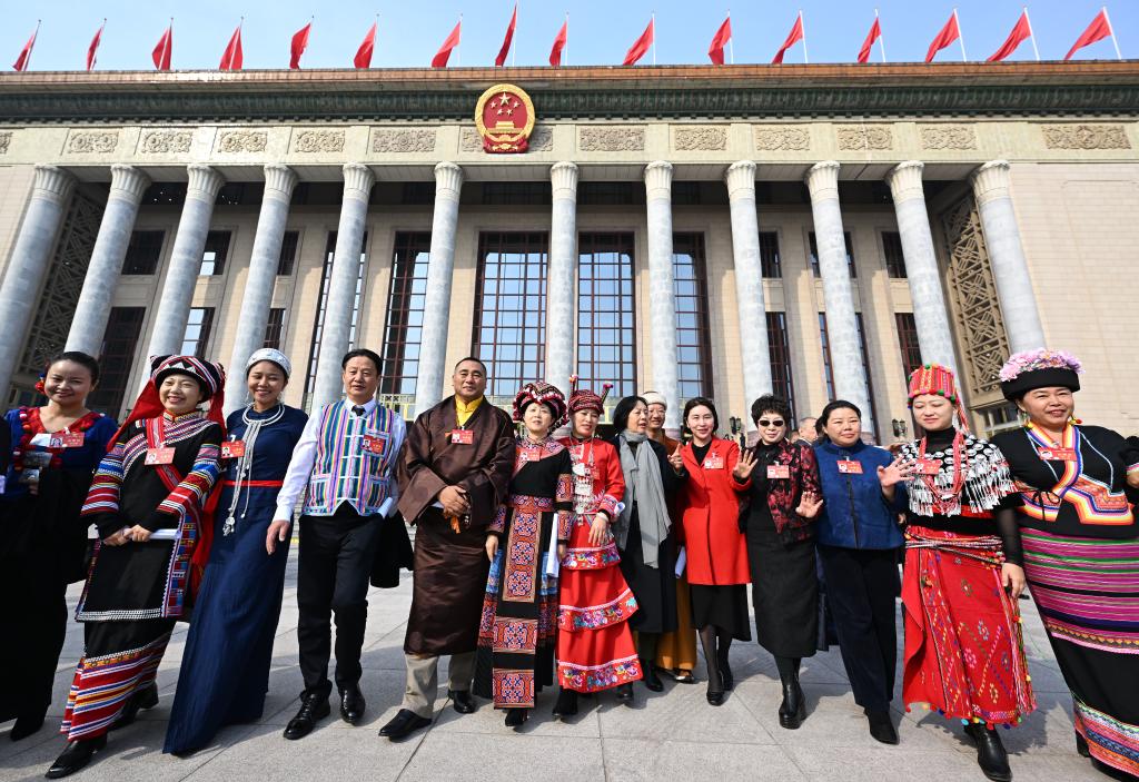 3月10日，中國(guó)人民政治協(xié)商會(huì)議第十四屆全國(guó)委員會(huì)第二次會(huì)議在北京人民大會(huì)堂舉行閉幕會(huì)。這是閉幕會(huì)后，委員們走出人民大會(huì)堂。新華社記者 陳曄華 攝