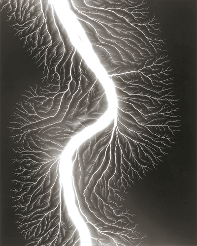 杉本博司，《放電場225》，2009，明膠銀鹽相紙，149.2×119.4cm。公式Hiroshi Sugimoto，圖片由藝術(shù)家提供