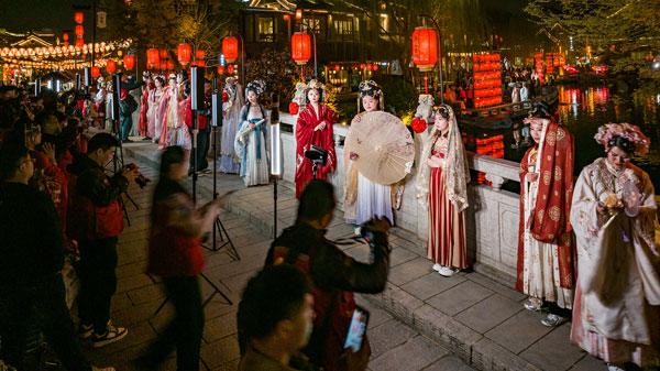 3月28日，河南省洛陽市，洛邑古城成為著名旅拍打卡地標。視覺中國供圖