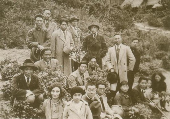 1936年林風眠帶領杭州國立藝專教師們到超山郊游并憑吊吳昌碩墓（前排左起為林風眠、妻子艾麗絲、女兒蒂娜）林風眠（約1930年代）