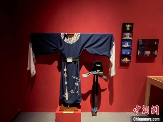 現(xiàn)場(chǎng)展出的戲服?！⊥τ?攝