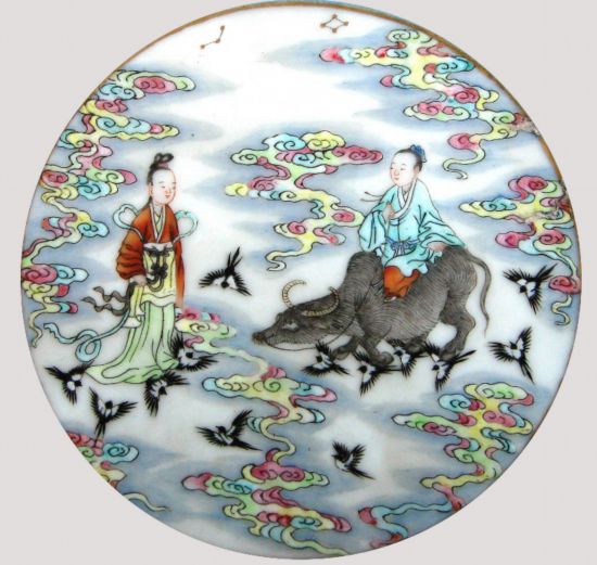 北京藝術(shù)博物院藏 清景德鎮(zhèn)官窯粉彩人物圖盤(pán) 鵲橋仙渡